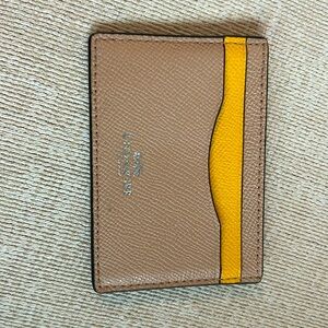 Slim women’s wallet that holds six cards.
